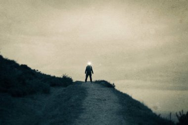 Yalnız ürkütücü kontrast ile bir figür bir ülke yol başına bir ışıkla. Grunge bir sepya ile Düzenle.