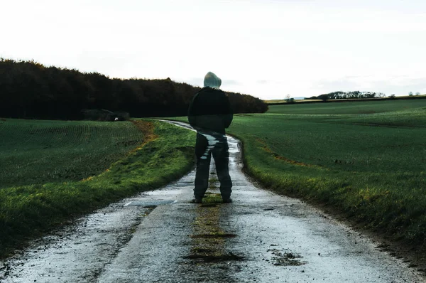 Uma Figura Fantasmagórica Encapuzada Uma Pista Campo Dia Invernos Cercado — Fotografia de Stock