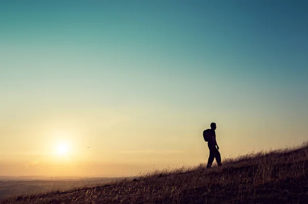 Caminhante Com Mochila Andando Colina Acima Silhueta Contra Pôr Sol — Fotografia de Stock