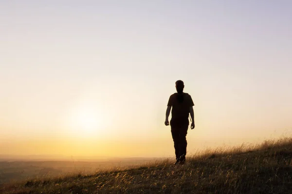 Die Silhouette Eines Einsamen Mannes Mit Einem Rucksack Der Einem — Stockfoto