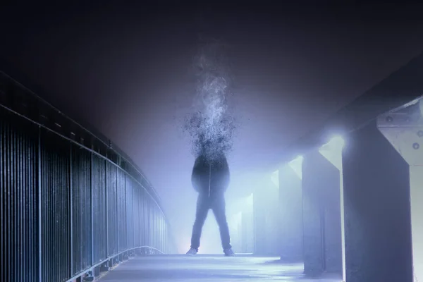 Концептуальная Цифровая Картинка Человека Голова Распалась Превратилась Дым Стоящий Ночью — стоковое фото