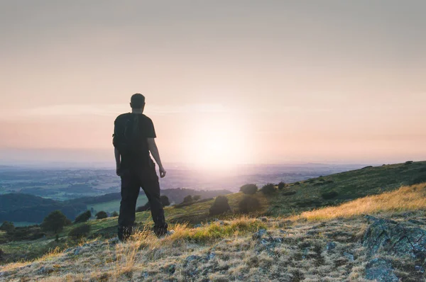 Uma Silhueta Homem Solitário Com Uma Mochila Olhando Através Paisagem — Fotografia de Stock