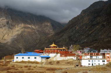 Muktinath, Nepal Annapurna devre üzerinde bhuddist tapınakta. Thorong La geçidi, arkasında Himalayalar ile. 
