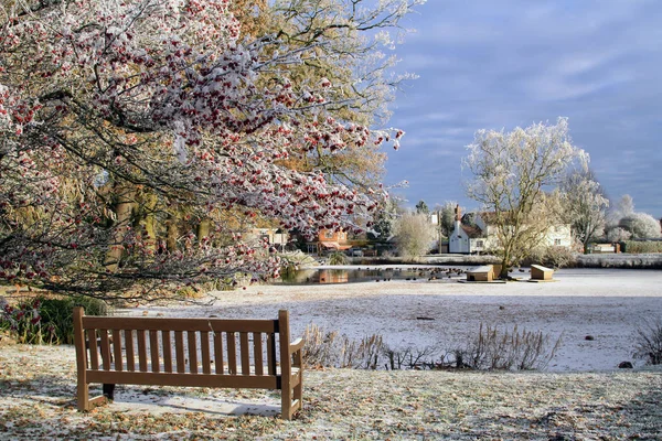 Frozen Duck Pond English Village Bench Forground Cold Frosty Winters — Stock Photo, Image