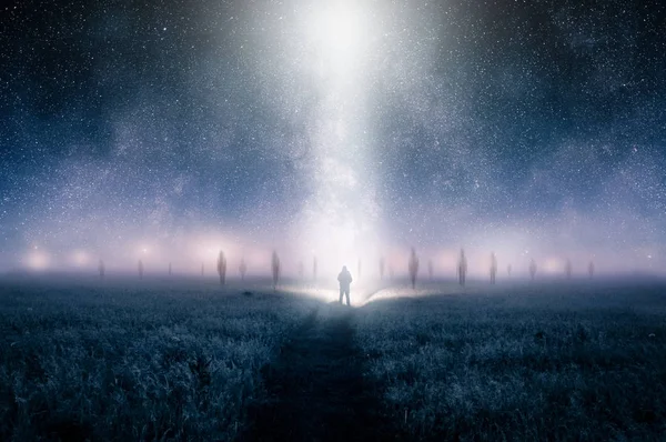 토치와 남자의 실루엣 외계인 빛으로 하늘에 나타나는 갤럭시 Photoshoped — 스톡 사진