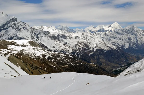 Caminhantes Caminhada Lago Tilicho Circuito Annapurna Caminhando Pela Neve Cercados — Fotografia de Stock