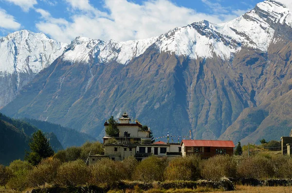 Templo Perto Aldeia Larjung Circuito Annapurna Nepal Com Gama Dhaulagiri — Fotografia de Stock