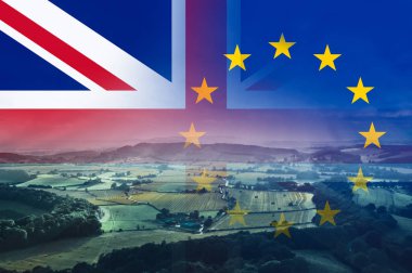 Brexit kavramı, İngilizce kırsal alanlarla ve çiftlikleri üzerinde Union Jack ve E.U bayraklı üst üzerinde katmanlı.