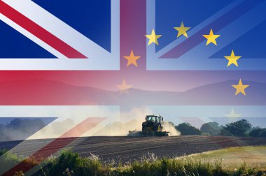 Brexit kavramı. Bir traktör üzerinde yaz Union Jack ve E.U bayrakları taşıyan bir alan çiftçilik üst üzerinde katmanlı. 