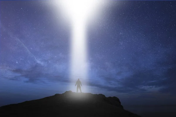 Sylwetki Człowiek Stojący Szczycie Wzgórza Ufo Wiązki Światła Schodzili Nocy — Zdjęcie stockowe
