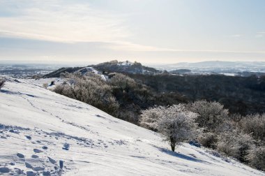 Malvern Hills ridge güneşli kış gününde karla kaplı. İngiltere. 