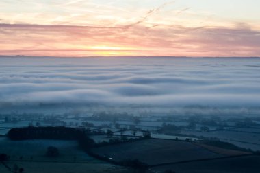 Sis ve sıcaklık inversiyonu Malvern Hills seyir. İngilizce kırsal kesimde. Bir kış günü ile gündoğumu.
