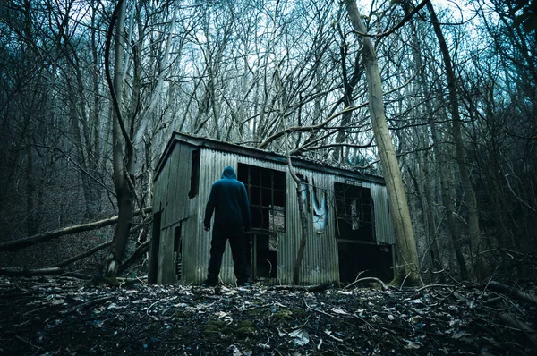 Eerie Spooky Hooded Figure Standing Ruined Hut Forest Winter — Stock Photo, Image