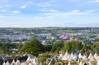 Glastonbury Festivali, İngiltere'de. 27/06/2015. Glastonbury Festivali arasında ön teepee alanıyla güneşli bir öğleden sonra seyir.