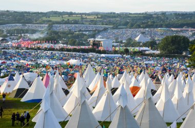 Glastonbury Festivali, İngiltere'de. 06/27/2015. Glastonbury Festivali arasında ön teepee alanıyla güneşli bir seyir.