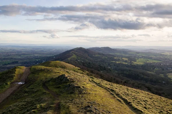在一个阳光明媚的 wi 马尔文山的丘陵和山脊, 英格兰 — 图库照片