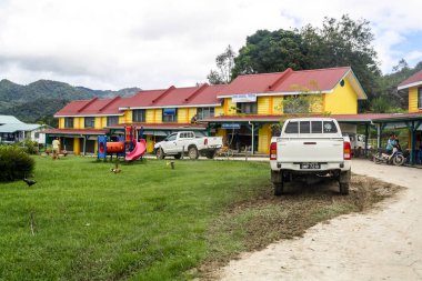 Sarawak, Borneo, Malaysia.09/10/2010. Bario izole köy merkezinde izole köyü Bario, Sarawak, Borneo, Malezya'nın merkezinde dükkanlar Mağazalar.