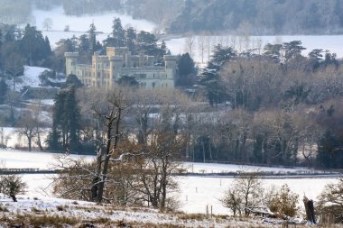 Eastnor, Herefordshire, İngiltere'de. 12/19/2010 fairytale Eastnor kalenin bir karlı kış gününde. 