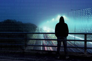 Sayılar üzerinde cyber kavramı trafik bir Köprüsü'nden gece arayan yalnız bir kukuletalı rakam üst üzerinde katmanlı.