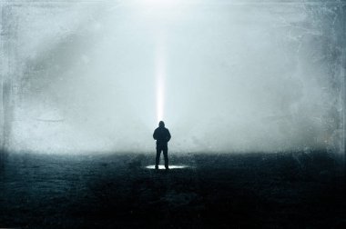 Bir alanı bir meşale ile yalnız bir kukuletalı rakam ürkütücü bir silueti. Bir koyu, soyut, grunge etkisi Düzenle ürkütücü bulanık. 