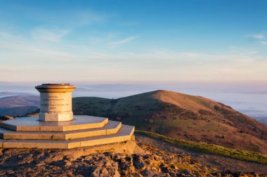Toposcope üst kısmında Worcestershire Beacon, puslu bir bakıyorum, sunrise bir kış sabahı. Malvern Hills, İngiltere.