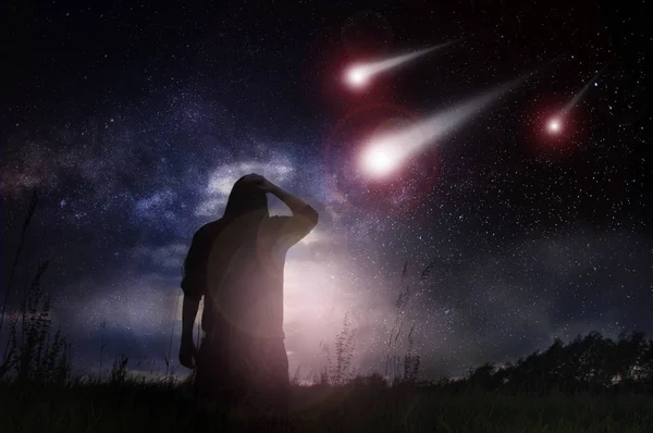 Science Fiction Editace Člověka Stojícího Poli Jako Meteorit Rychlostí Zemi — Stock fotografie