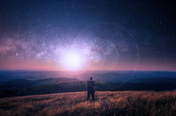 Yıldızdolu Bir Gökyüzü Gökyüzünde Parlak Bir Işık Ile Manzara Bakan — Stok fotoğraf
