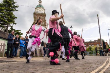 4 Mayıs 2019, Upton Upon Severn, İngiltere. Morris dansçılar dans 