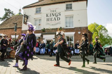 4 Mayıs 2019, Upton Upon Severn, İngiltere. Morris dansçılar dans 