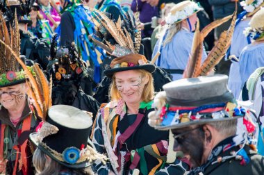 Upton Upon Severn, İngiltere. 4 Mayıs 2019, Morris dansçılar dans