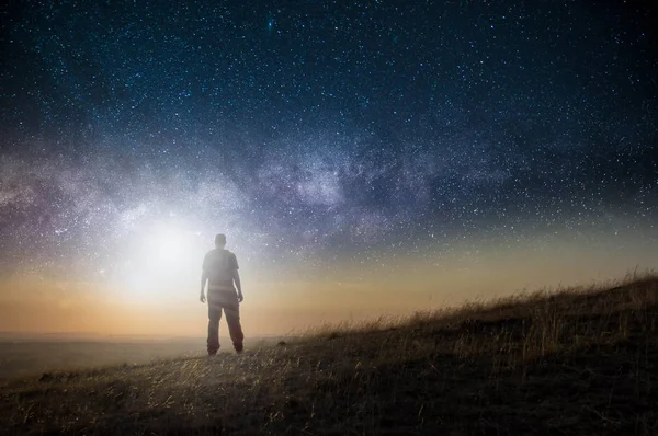 Concepto Ciencia Ficción Hombre Parado Una Colina Mirando Gota Través —  Fotos de Stock