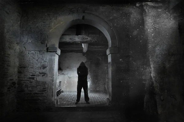 Une Figure Capuche Effrayante Debout Dans Arche Une Ancienne Chapelle — Photo