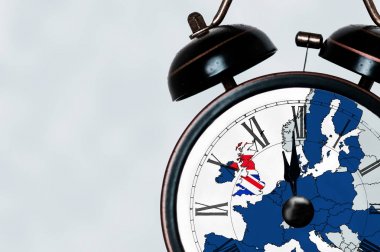 Brexit son tarih kavramı. Saat 12'de bir çalar saatle. Union Jack ve AB bayrakları üzerinde üst katmanlı ile. 