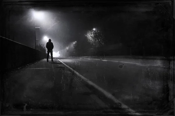 Hooded Figure Looking Street Foggy Winters Night Grainy Vintage Muted — Stock Photo, Image