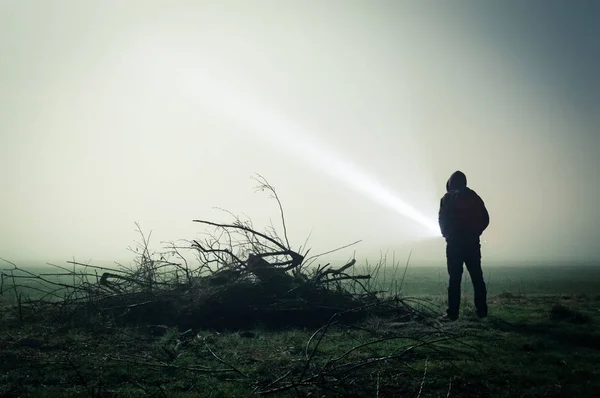 Een Griezelig Silhouet Van Een Eenzame Hooded Figuur Een Veld — Stockfoto