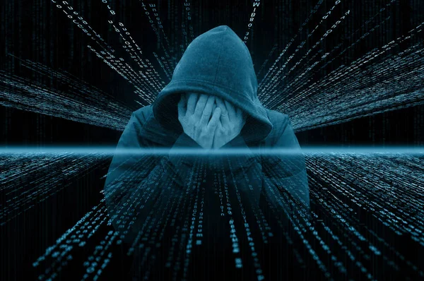 Koncepcja Bezpieczeństwa Cybernetycznego Kapturem Postać Trzyma Głowę Dłoniach Overwarstwowy Nad — Zdjęcie stockowe