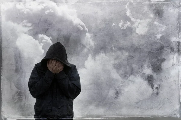 精神的な健康 感情的な概念 頭を手に持ち 嵐の雲が後ろに隠れていたフード付きの男 塗装されたグランジ編集付き — ストック写真
