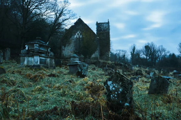 Strašidelný Strašidelný Opuštěný Hřbitov Zničným Kostelem Pozadí Zimu — Stock fotografie