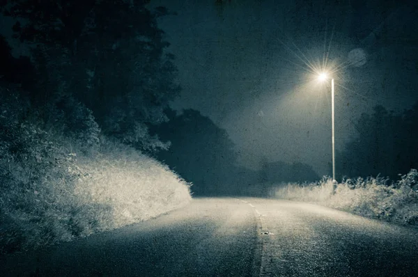 Uma Estrada Rural Assustadora Noite Com Uma Única Luz Rua — Fotografia de Stock