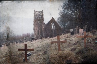 Arka planda harap bir kilise olan, ürkütücü, terk edilmiş bir mezarlık. Bulanık, Vintage, grunge düzenleme ile.