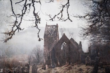 Arka planda harabe bir kilise olan ürkütücü, terk edilmiş bir mezarlık. Eski, grunge düzenleme ile.