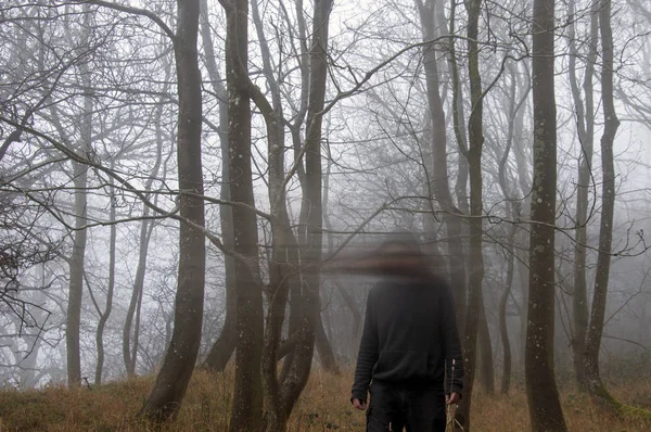 Bulanık Başlı Kışın Huysuz Sisli Bir Ormanda Duran Ürkütücü Kapüşonlu — Stok fotoğraf
