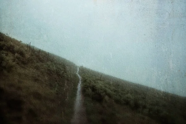 Upiorna Ścieżka Wchodzenia Dystans Wzgórzu Mglisty Dzień Niewyraźne Streszczenie Grunge — Zdjęcie stockowe