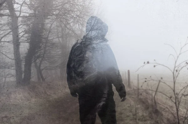 Konstnärlig Dubbel Exponering Hooded Man Landsväg Lynnig Dimmigt Vintrar Dag — Stockfoto