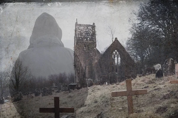 Harap Bir Kilise Mezarlığa Bakan Kapüşonlu Bir Figürün Arkasına Bakıyorum — Stok fotoğraf