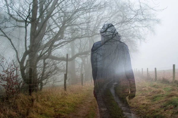 Een Dubbele Belichting Van Een Spookachtig Silhouet Van Een Vrouw — Stockfoto