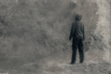 Bir ürkütücü, kapüşonlu huysuz rakam bir grunge, dokulu, vintage, düzenleme ile arıyor