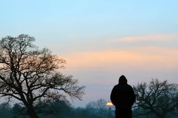 Une Silhouette Une Silhouette Capuchon Debout Dans Champ Regardant Coucher — Photo