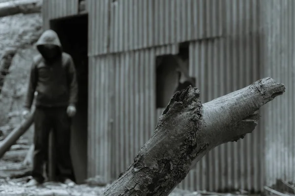 Uma Figura Encapuzada Assustadora Caminho Porta Edifício Abandonado Ruínas — Fotografia de Stock