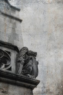 Binada oturan bir heykel. Bir grunge, vintage düzenleme ile